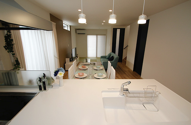 キッチンから - 東谷山モデルハウス「『ただいま』が待ち遠しくなる低価格なのに高性能な家」(鹿児島市)