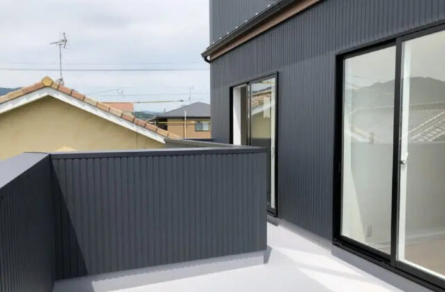 洗練されたグレーと木目が調和するナチュラルモダンな家事ラクの2階建て - センチュリーハウス - 2階ベランダ