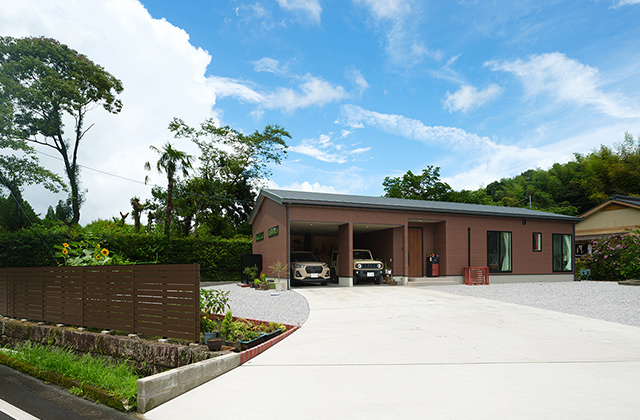 重厚ブラウンに包まれたスタイリッシュなガレージハウス - ニーエルホーム