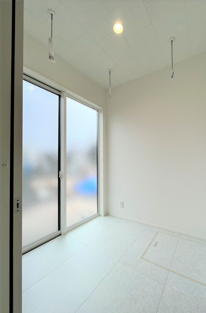 見守り動線とドライルームが暮らしを快適にする平屋 - ニーエルホーム - ドライルーム