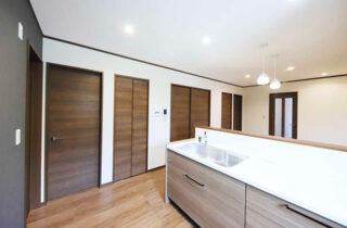 キッチン 2階建てモデル「2人暮らしでもちょっぴり贅沢に暮らす家」(霧島市)