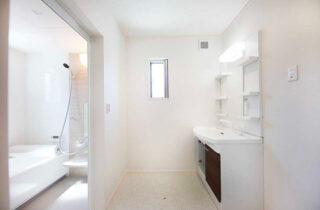 ニーエルホーム ドライルームには多機能洗面台を標準装備。大きめの洗濯機ももちろん設置可能