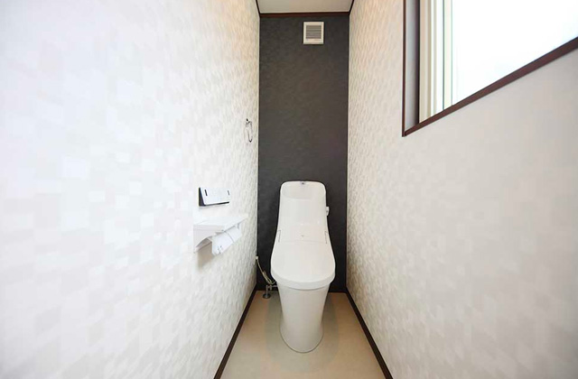 ニーエルホーム 建築事例 ウォシュレット機能付きの多機能トイレ。冬場は便座が温かくマッサージ機能も