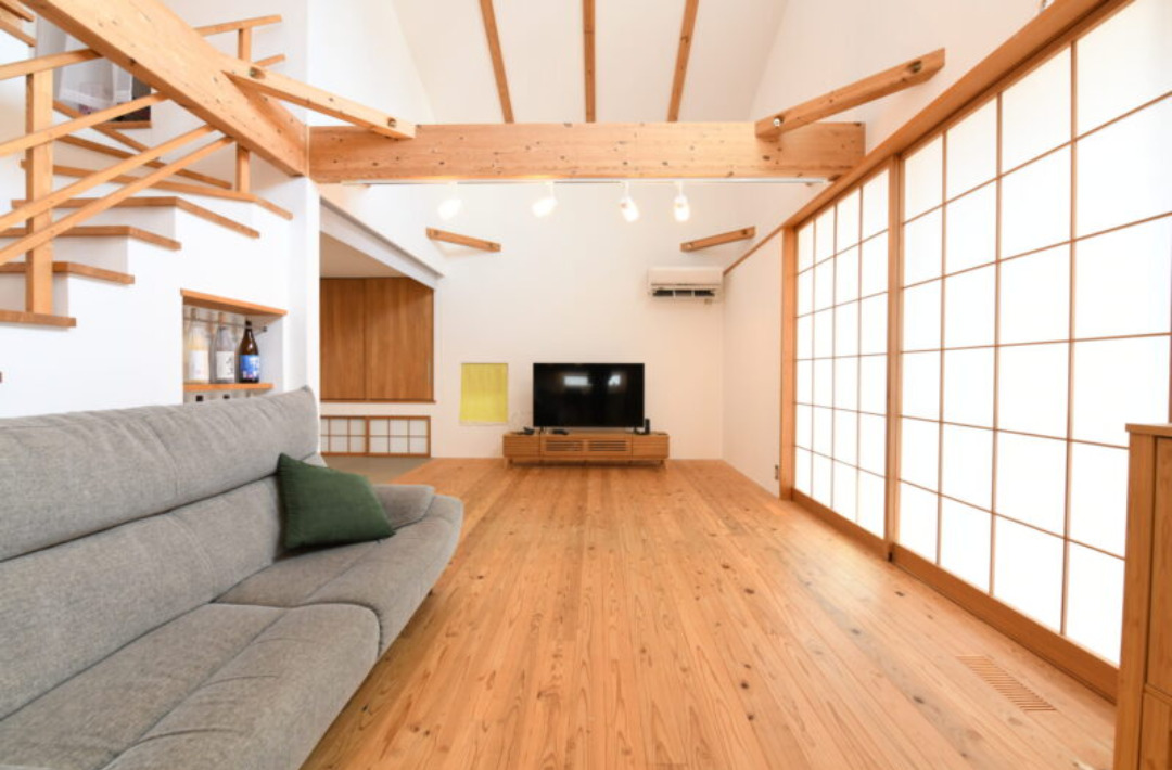 姶良モデルハウス「光と風を採り込む三角屋根の家」(姶良市) - ベルハウジング - リビング