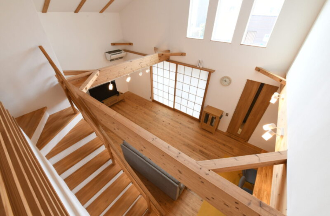 姶良モデルハウス「光と風を採り込む三角屋根の家」(姶良市) - ベルハウジング - リビング・階段