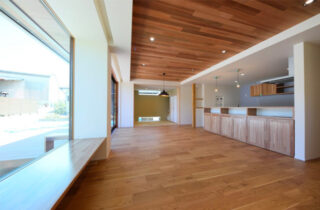 リビング床と同じ高さでつながるウッドデッキのある家 - 感動 - 建築事例
