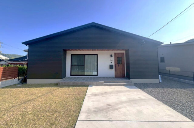 塗壁と鎧張り風デザインの趣味を楽しめる平屋