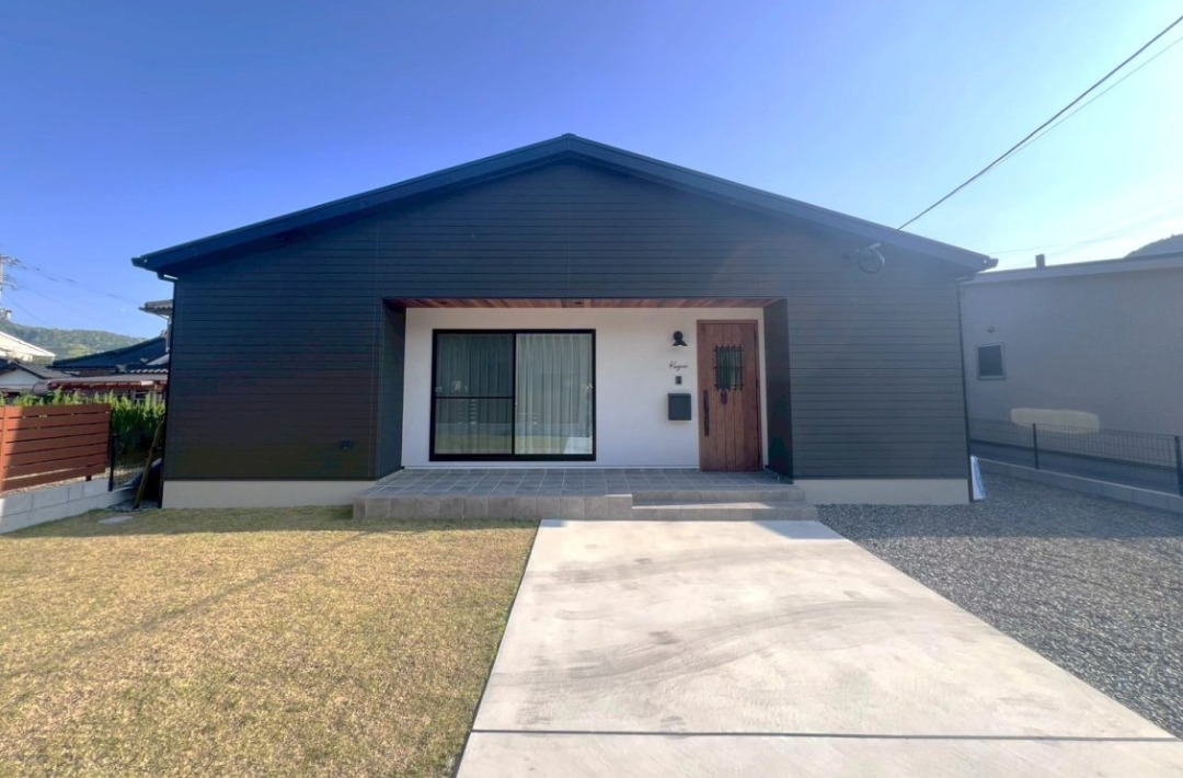 塗壁と鎧張り風デザインの趣味を楽しめる平屋