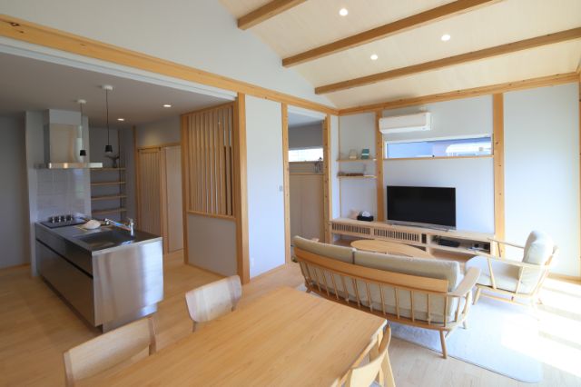 離れ和室でくつろぐ真壁造りのヒノキの平屋