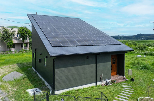 太陽光パネルとリビングイン階段の明るい住まい - 感動
