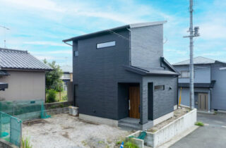 重厚感×存在感ある外観のモダンで落ち着く2階建て - 感動 - 外観