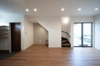 重厚感×存在感ある外観のモダンで落ち着く2階建て - 感動 - リビング