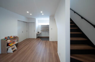 重厚感×存在感ある外観のモダンで落ち着く2階建て - 感動 - リビング・階段