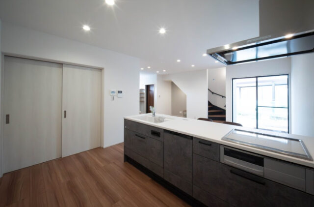 重厚感×存在感ある外観のモダンで落ち着く2階建て - 感動 - キッチン