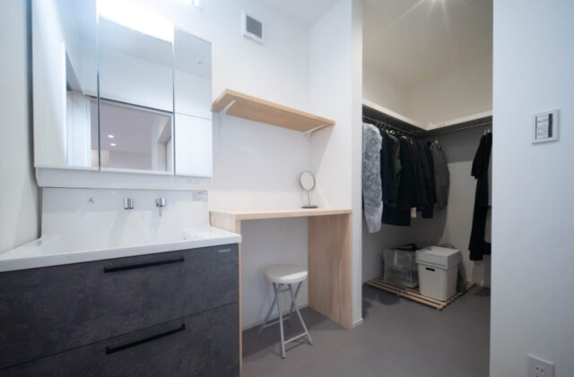 重厚感×存在感ある外観のモダンで落ち着く2階建て - 感動 - サニタリールーム