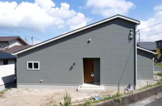 招き屋根が目を惹くスタイリッシュなお家 - 感動 - 外観