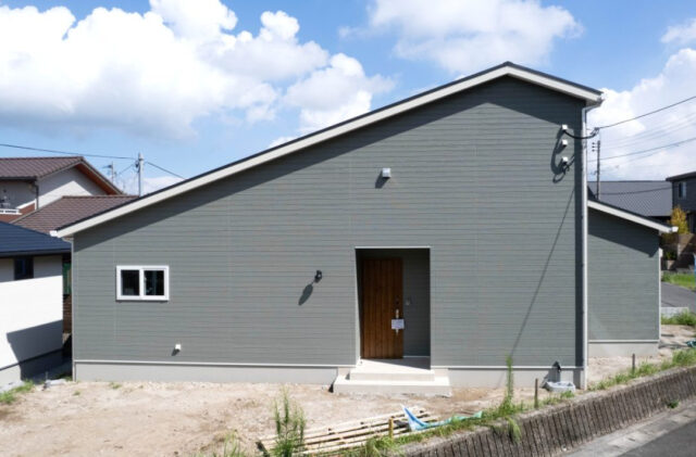 招き屋根が目を惹くスタイリッシュなお家 - 感動 - 外観