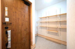 招き屋根が目を惹くスタイリッシュなお家 - 感動 - 玄関