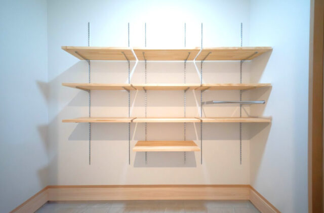 招き屋根が目を惹くスタイリッシュなお家 - 感動 - 玄関収納