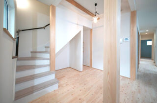 招き屋根が目を惹くスタイリッシュなお家 - 感動 - 階段