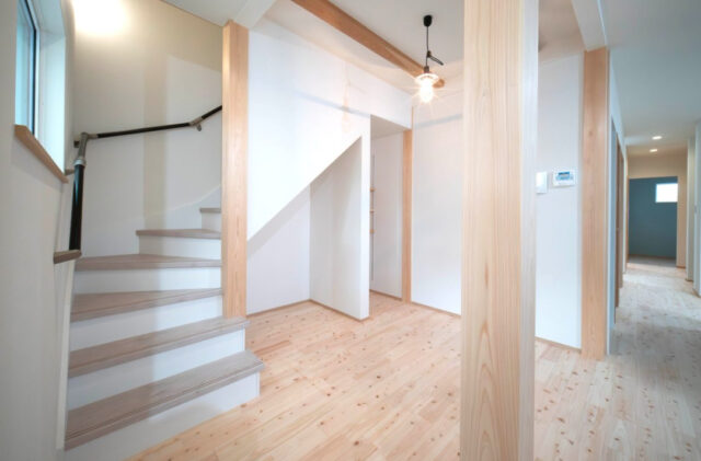 招き屋根が目を惹くスタイリッシュなお家 - 感動 - 階段