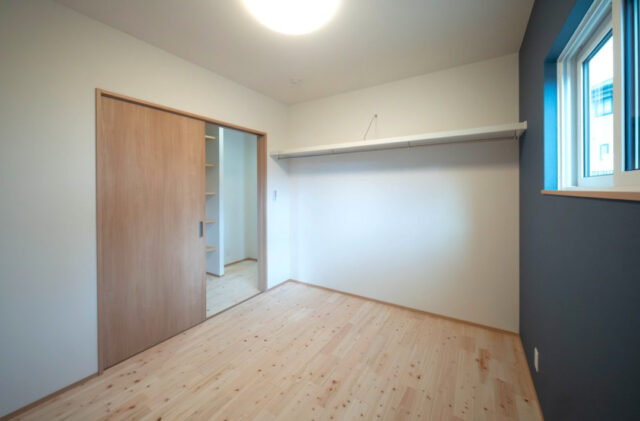 招き屋根が目を惹くスタイリッシュなお家 - 感動 - 洋室
