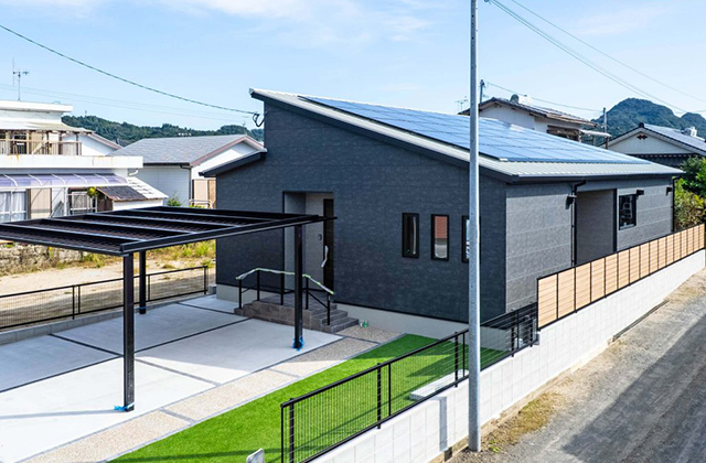 グレーと木目の上質LDKが魅力のスタイリッシュ平屋 - 感動