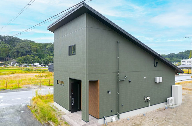 アースカラーの外壁と吹き抜けが魅力のナチュラルモダンな2階建て - 感動