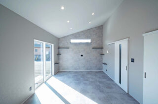 ホテルライクな気品漂う上質なグレートーンが魅せるシックで美しい住まい - 感動 - リビング