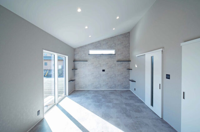 ホテルライクな気品漂う上質なグレートーンが魅せるシックで美しい住まい - 感動 - リビング