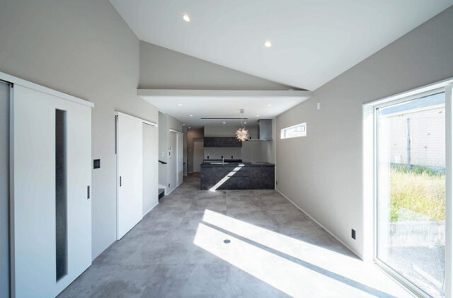 ホテルライクな気品漂う上質なグレートーンが魅せるシックで美しい住まい - 感動 - LDK