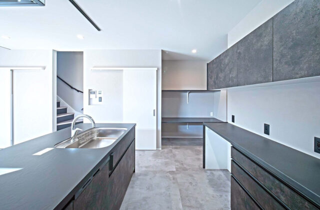 ホテルライクな気品漂う上質なグレートーンが魅せるシックで美しい住まい - 感動 - キッチン