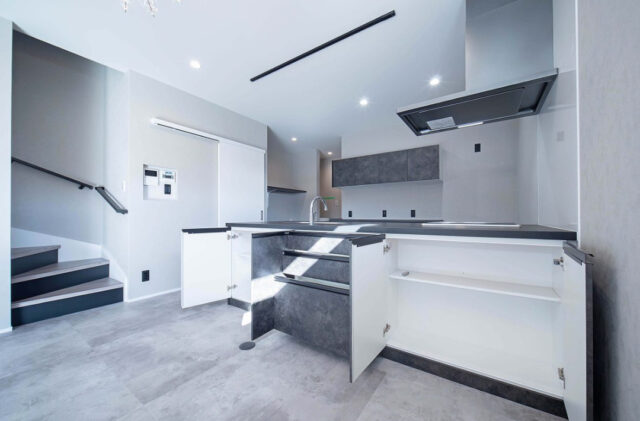 ホテルライクな気品漂う上質なグレートーンが魅せるシックで美しい住まい - 感動 - キッチン収納