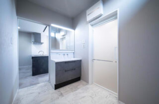 ホテルライクな気品漂う上質なグレートーンが魅せるシックで美しい住まい - 感動 - 洗面・脱衣室