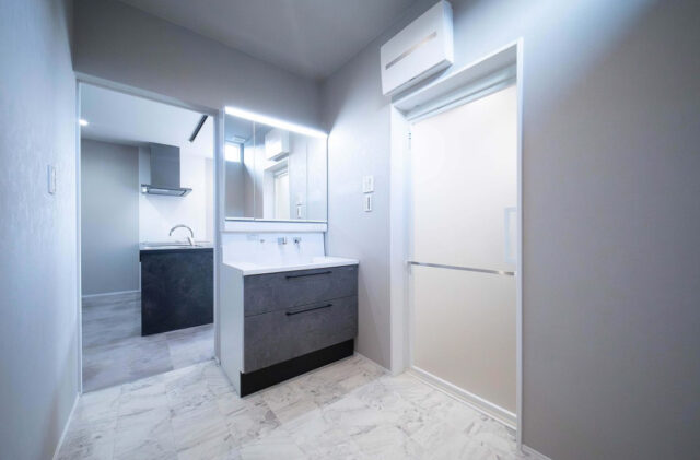 ホテルライクな気品漂う上質なグレートーンが魅せるシックで美しい住まい - 感動 - 洗面・脱衣室