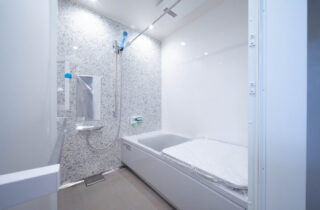 ホテルライクな気品漂う上質なグレートーンが魅せるシックで美しい住まい - 感動 - 浴室