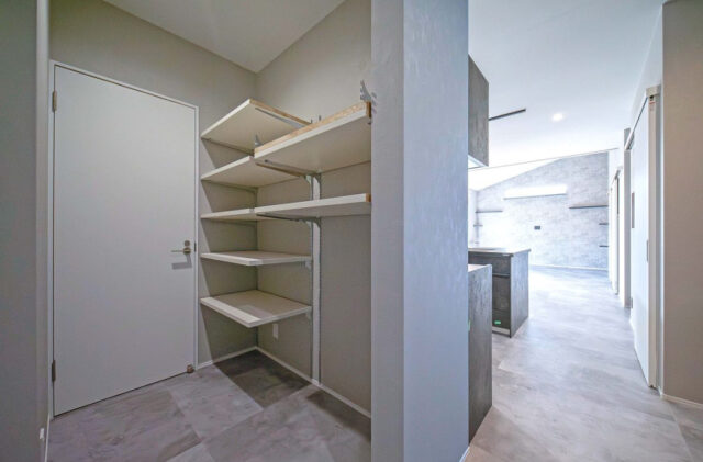 ホテルライクな気品漂う上質なグレートーンが魅せるシックで美しい住まい - 感動 - 収納