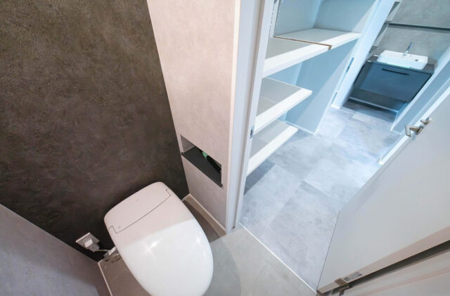 ホテルライクな気品漂う上質なグレートーンが魅せるシックで美しい住まい - 感動 - トイレ