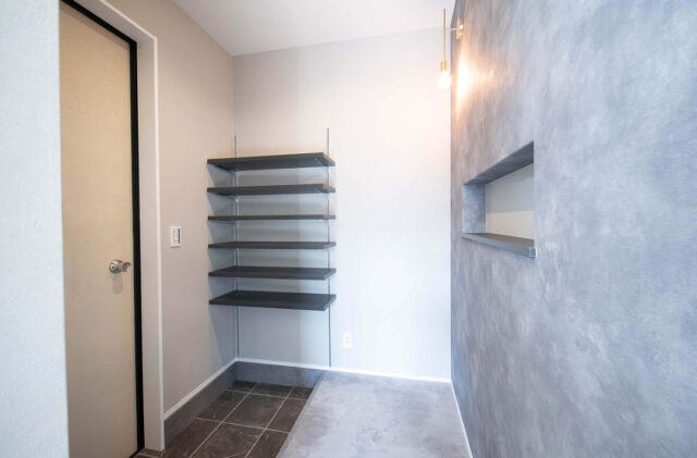 ホテルライクな気品漂う上質なグレートーンが魅せるシックで美しい住まい - 感動 - 玄関