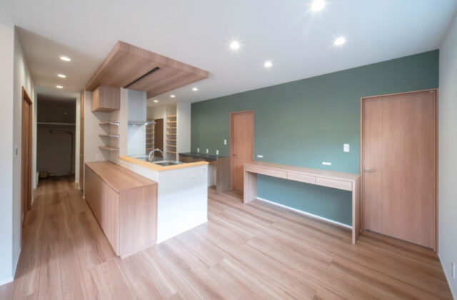 21帖超のLDKを中心に家事動線が叶える透明感のある色彩が映える住まい - 感動 - キッチン・ダイニング