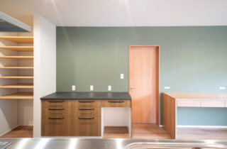 21帖超のLDKを中心に家事動線が叶える透明感のある色彩が映える住まい - 感動 - キッチン・収納