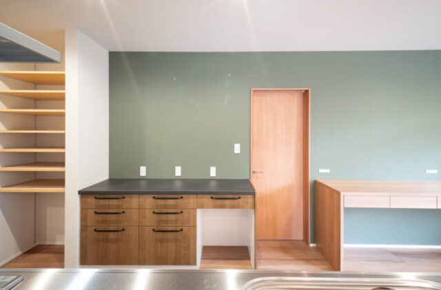 21帖超のLDKを中心に家事動線が叶える透明感のある色彩が映える住まい - 感動 - キッチン・収納