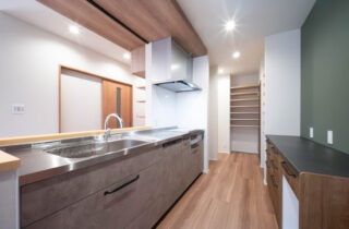 21帖超のLDKを中心に家事動線が叶える透明感のある色彩が映える住まい - 感動 - キッチン