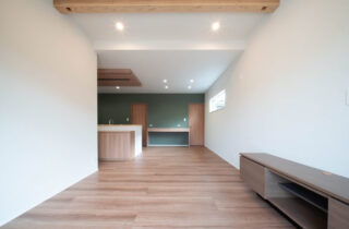 21帖超のLDKを中心に家事動線が叶える透明感のある色彩が映える住まい - 感動 - LDK