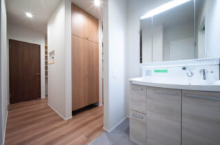 21帖超のLDKを中心に家事動線が叶える透明感のある色彩が映える住まい - 感動 - 洗面スペース