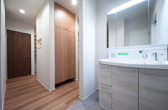 21帖超のLDKを中心に家事動線が叶える透明感のある色彩が映える住まい - 感動 - 洗面スペース