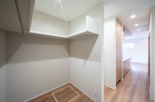 21帖超のLDKを中心に家事動線が叶える透明感のある色彩が映える住まい - 感動 - WIC