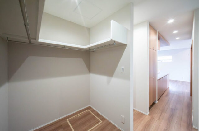 21帖超のLDKを中心に家事動線が叶える透明感のある色彩が映える住まい - 感動 - WIC