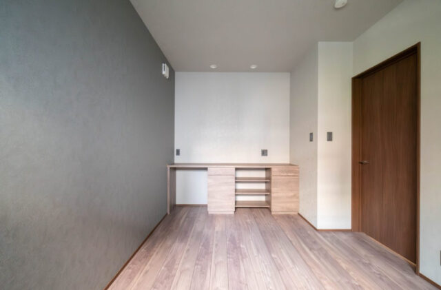 21帖超のLDKを中心に家事動線が叶える透明感のある色彩が映える住まい - 感動 - 洋室