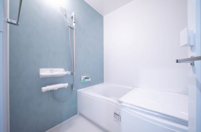 21帖超のLDKを中心に家事動線が叶える透明感のある色彩が映える住まい - 感動 - 浴室